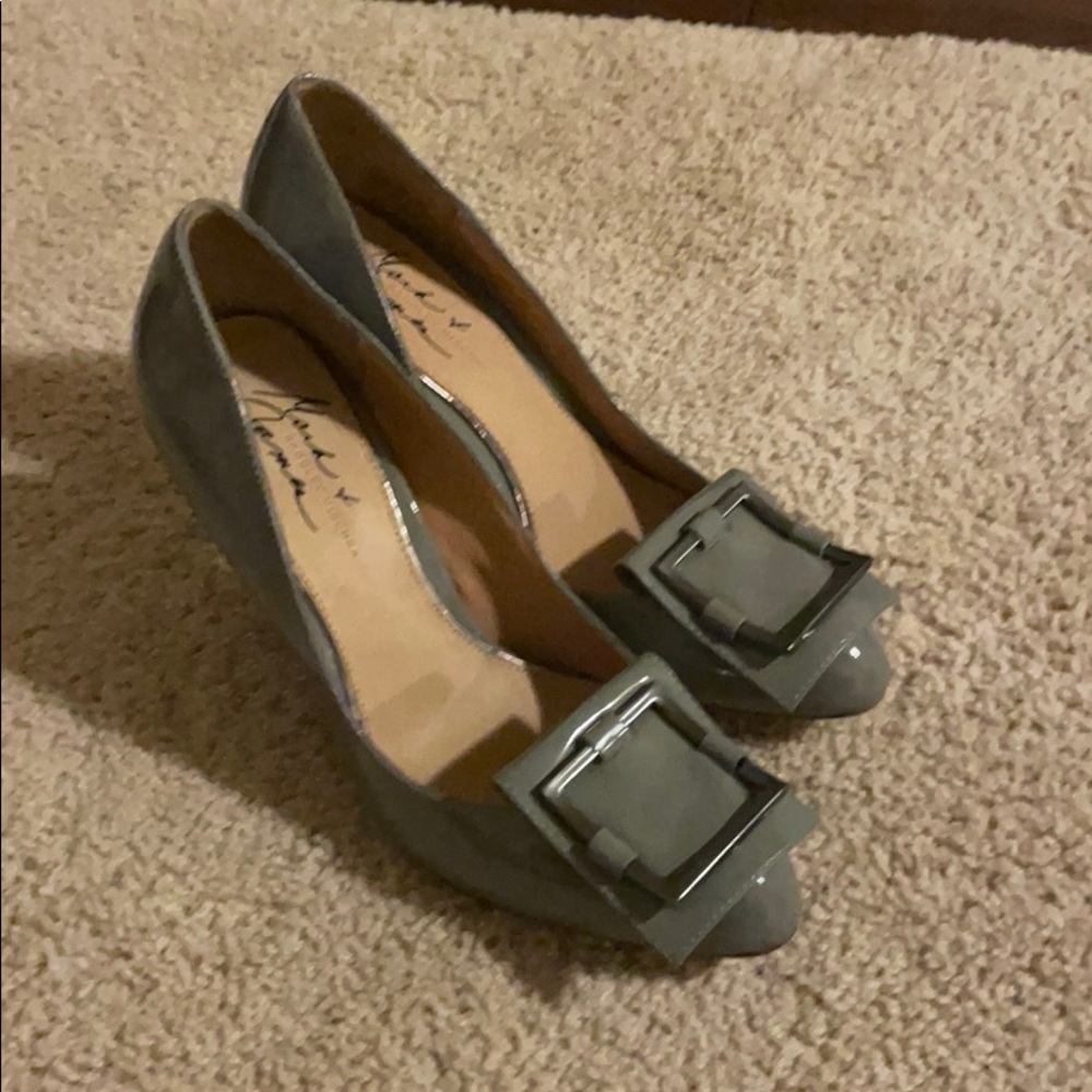 Brand new Mark and James gray pumps size 7